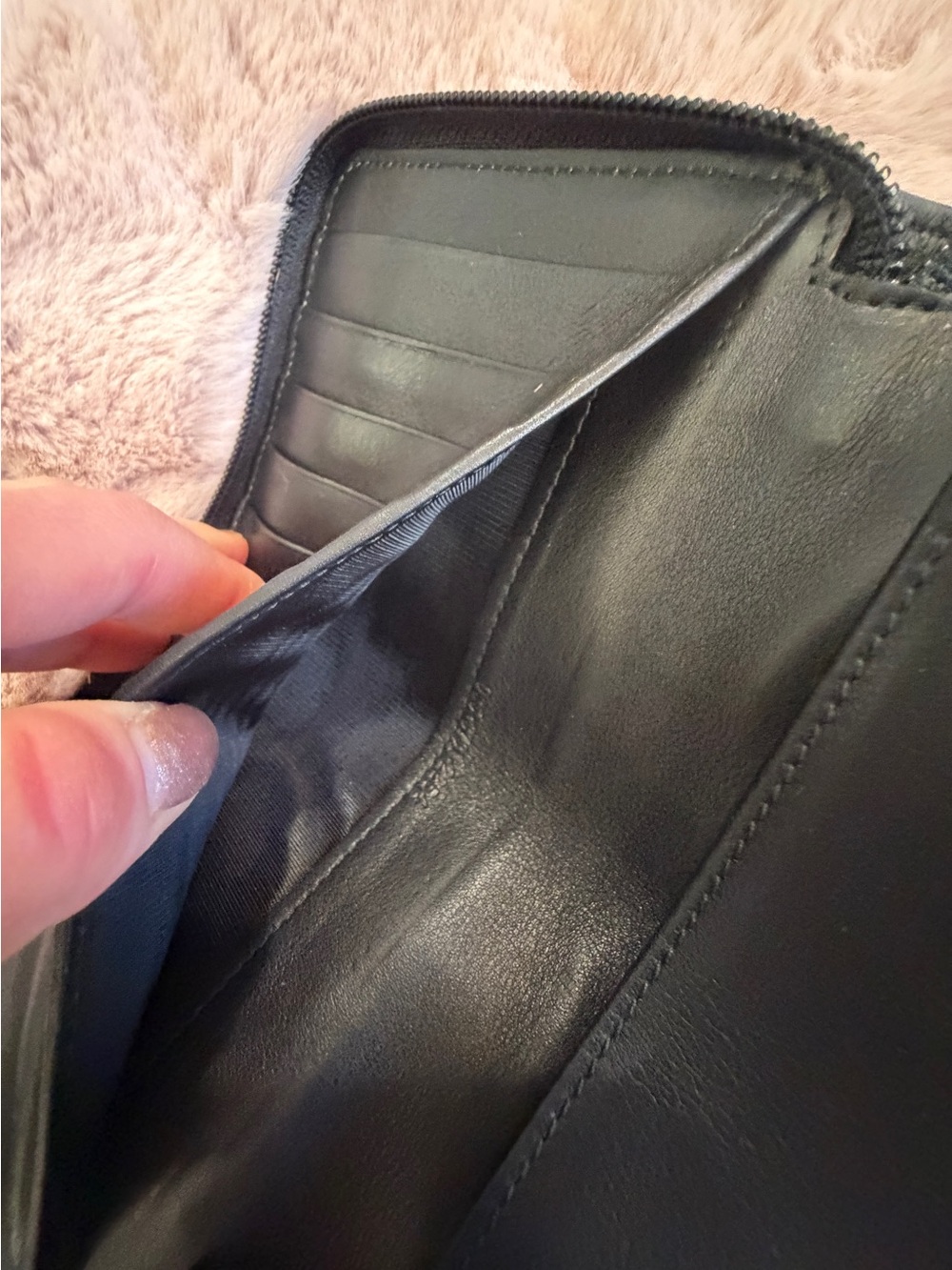 Gucci Black Leather Wallet with Embossed Logo - Picture 8 of 16